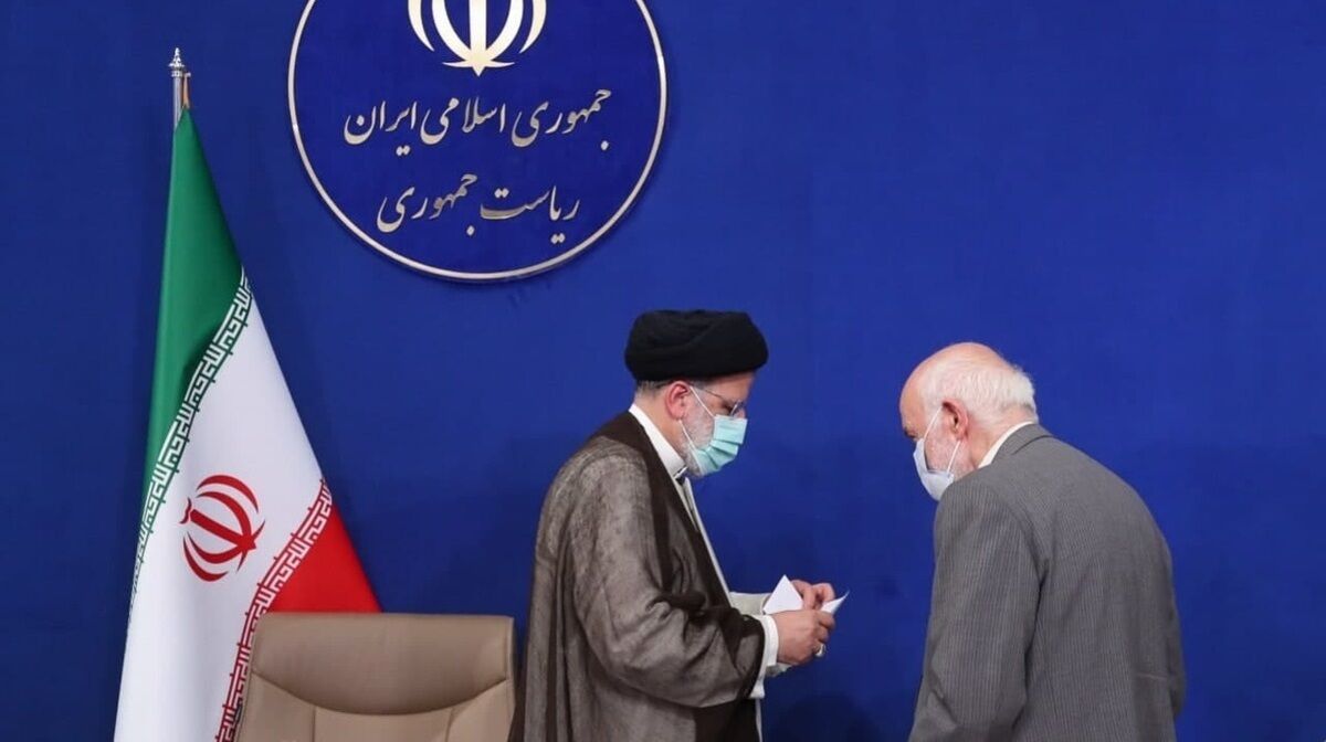به جوانانی که مرا به داغ و درفش تهدید کردند یادآور شوید در این کشور پیرانی هستند که از تهدید نمی‌هراسند