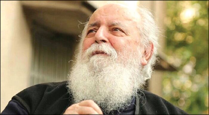 پدربزرگ ابتهاج بهایی بود؛ مادرش به شدت مذهبی؛ خودش توده ای؛ و این اواخر مخالفِ اپوزیسیون