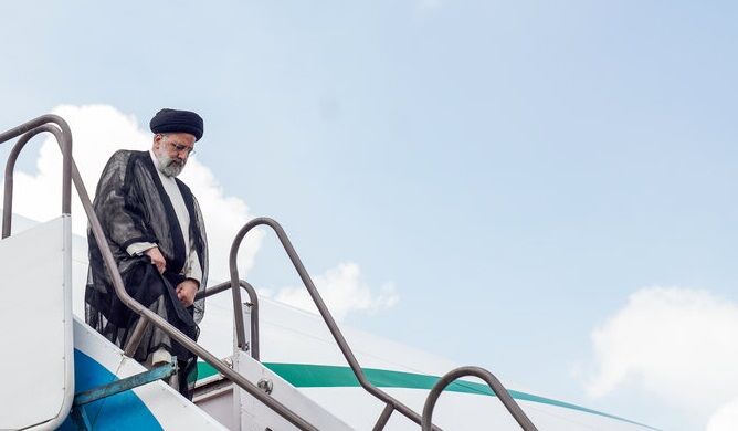 لباس خاص مردان سریلانکایی در سخنرانی رئیسی +عکس