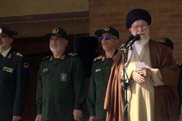 رهبر انقلاب در حلقه فرماندهان ارشد سپاه و ارتش + عکس