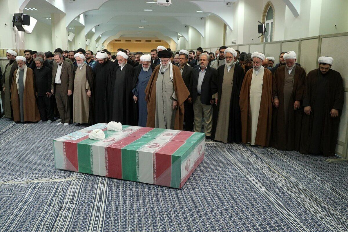 اقامه نماز رهبری بر پیکر قاضی رازینی و حجت الاسلام مقیسه
