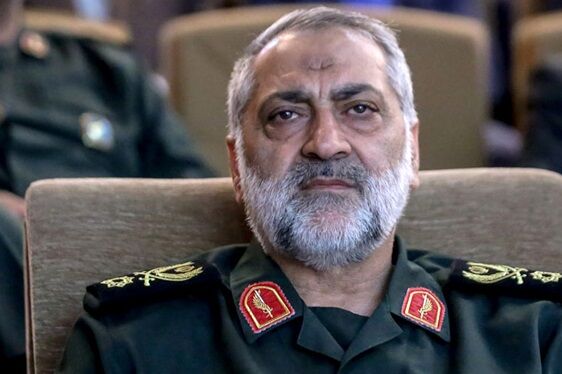برنده‌ترین سلاح دشمن در عرصه جنگ، اقتصادی و فرهنگی است؛ اساس جنگ هم برداشتن مانعی به ایران است