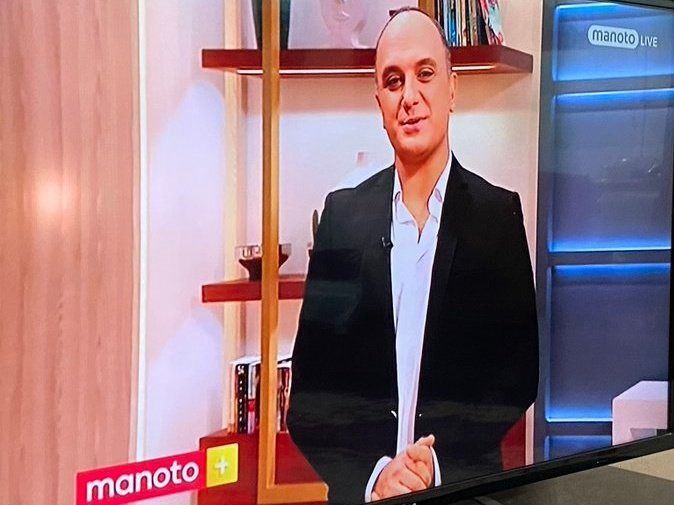 احسان کرمی، مجری معروف صداوسیما به شبکه فارسی‌زبان خارجی پیوست+ عکس