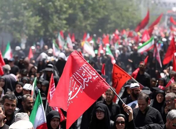 گزارش روزنامه اعتماد از تشییع و تدفین رهبر شهید در مشهد / این تشییع بزرگ‌ترین مانور قدرت نرم جمهوری اسلامی بود