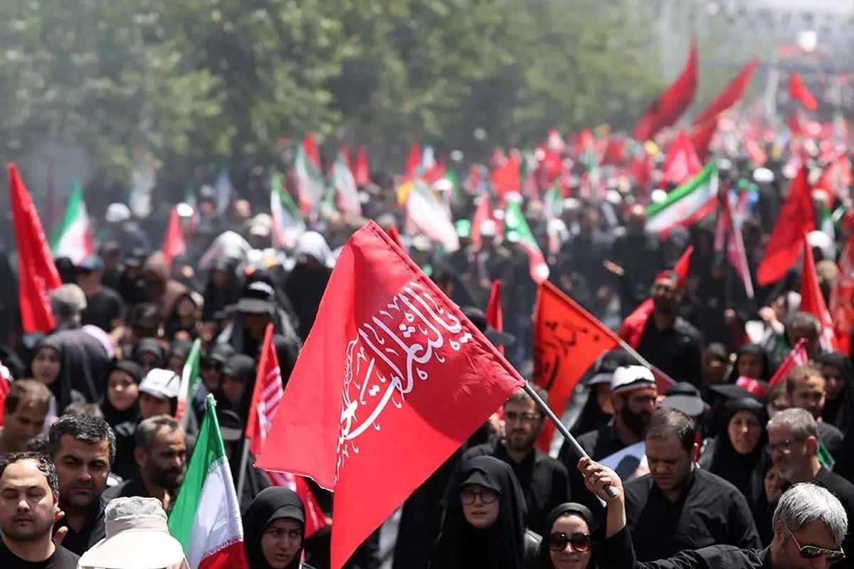 گزارش روزنامه اعتماد از تشییع و تدفین رهبر شهید در مشهد / این تشییع بزرگ‌ترین مانور قدرت نرم جمهوری اسلامی بود