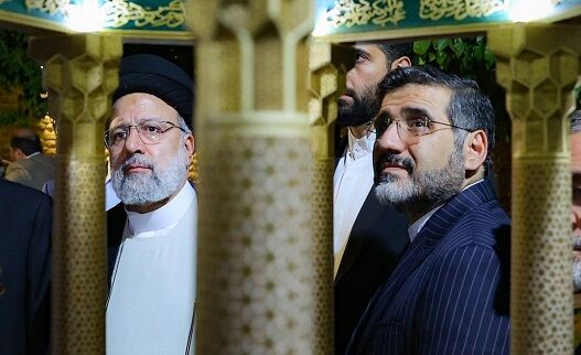 یکبار به آقای رئیسی گفتم در تریبون رسمی بیشتر به مباحث سیاسی بپردازید تا وعظ و روضه، گفت هر کاری می‌کنید این روضه و این حسینه را از ما نگیرید