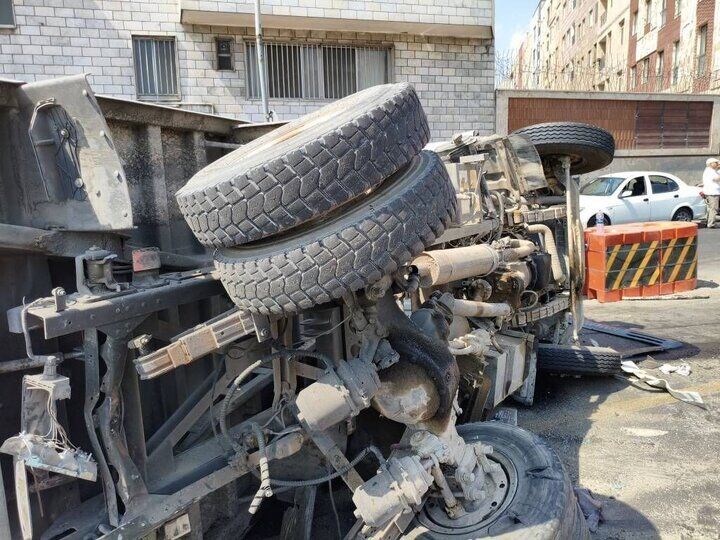تصادف زنجیره‌ای ۱۲ خودرو در بزرگراه یادگار امام/ ۵ نفر مصدوم شدند

