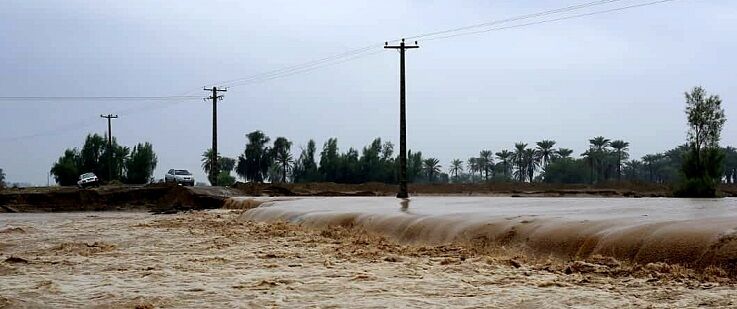 سیل در جنوب کرمان/ انسداد ۷۱ راه؛ قطع برق ۱۰ روستا و آب‌بردگی ۳ خودرو