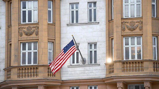 جنجال‌های ادامه‌دار ویتنی رایت، پورن استار مستقر در ایران؛ حذف تصاویرش مقابل سفارت آمریکا! + عکس