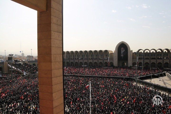 انتقال پیکرهای رهبر شهید و خانواده ایشان به جایگاه/ پیکر رهب ...