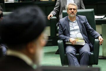 روزنامه ایران: زحمات دولت در آرامش‌بخشی به بازار خودرو هدر رفت؛ رضا فاطمی امین هم قربانی شد