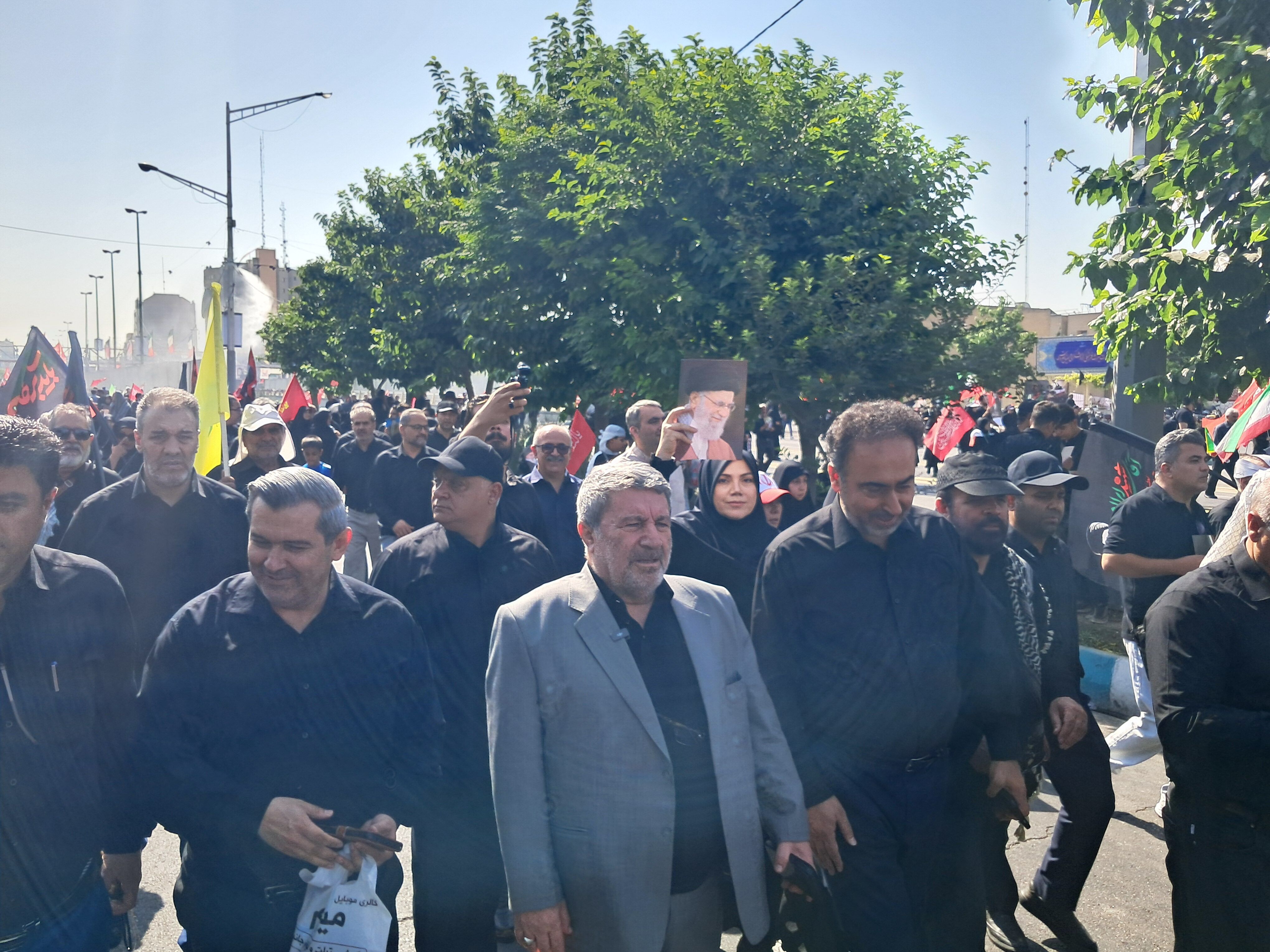 تصاویری از حضور الیاس حضرتی، رئیس شورای اطلاع رسانی دولت در آیین تشییع پیکر مطهر آقای شهید ایران