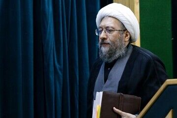 آملی‌ لاریجانی از آستان قدس رضوی هدیه ویژه گرفت+عکس