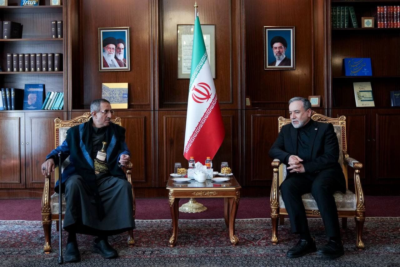 عراقچی در دیدار با مقام یمنی مطرح کرد: آمادگی ایران برای رفع محاصره و اجرای نقشه صلح یمن