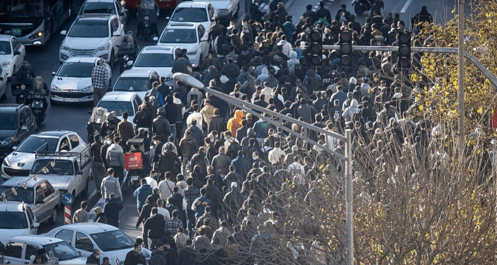 روزنامه اصولگرا: دشمن در حال تلاش برای زنده نمایی حوادث ۱۴۰۱ است/ دولت سخنگوی اقتصادی تعیین کند تا از چندصدایی و مصاحبه‌های ضدونقیض مسئولان جلوگیری شود
