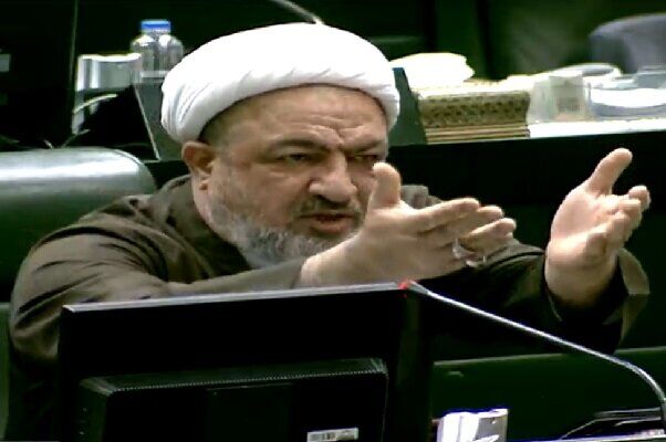 حمید رسایی در پی انتشار مطلبی با تیتر «دستکاری قالیباف در اسناد مجلس»، به تحمل ۱۰ ماه حبس محکوم شد