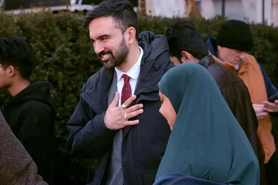 کنایه روزنامه اصولگرا به ذوق‌زدگی اصولگرایان از شهردار شدن زهران ممدانی: ذوق زده نشوید؛ ساختار امریکا به هم نریخته؛ او با حمایت اوباما پیروز شده