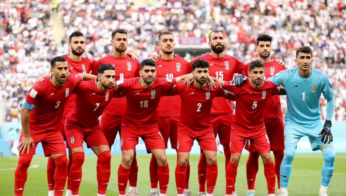 تفسیر عجیب روزنامه جوان از نخواندن سرود ملی توسط فوتبالیستها؛ برای همدری با مردم نیست، سرود را حفظ نیستند!