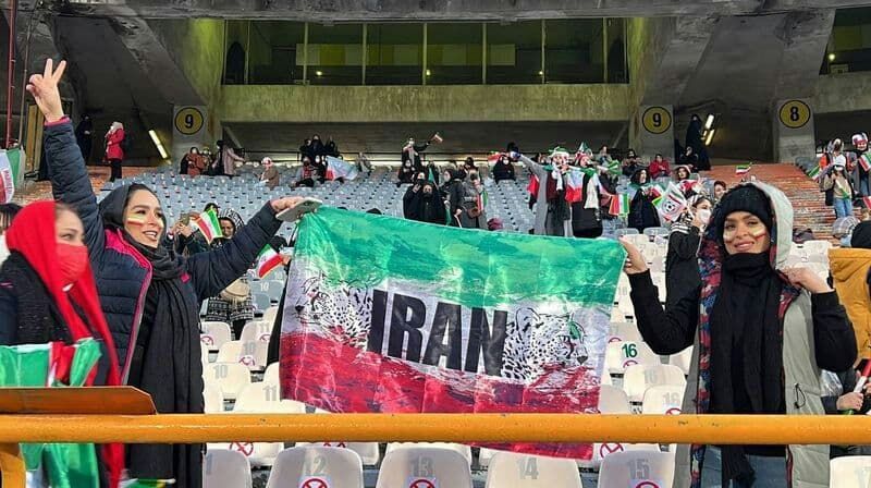 شرایط حضور بانوان در ورزشگاه‌ها را فراهم کنید