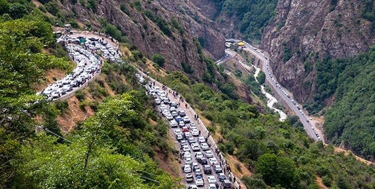 تداوم ریزش سنگ در جاده چالوس؛ جاده کرج-چالوس تا ایمن‌سازی کامل مسیر مسدود است